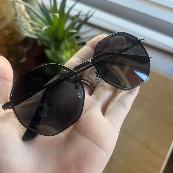 Stylish Black Aviator Sunglasses - Picture 4 of 7